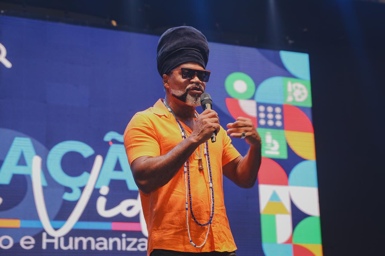 Carlinhos Brown fará show exclusivo para professores de Candeias