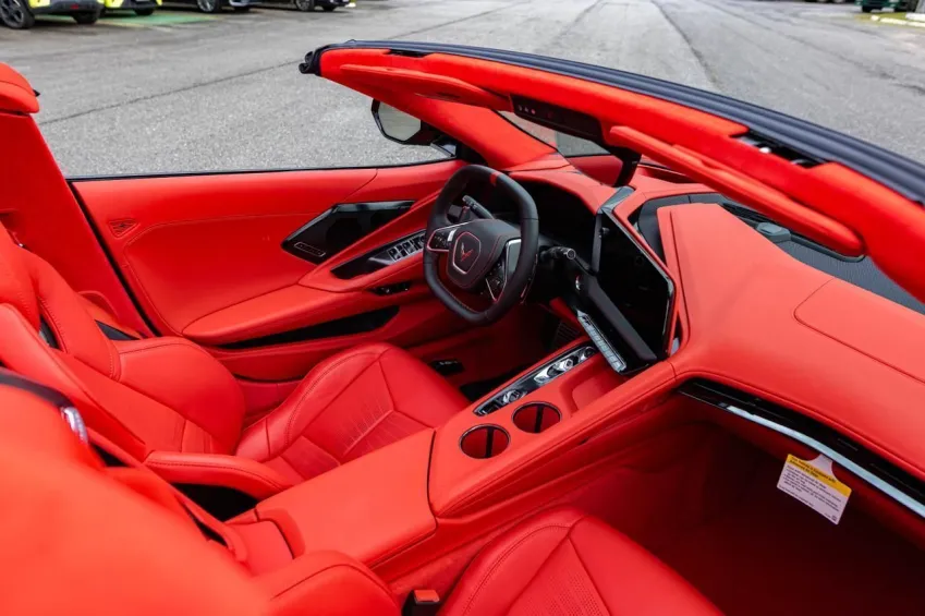 Interior do Corvette Stingray 2026 3LT, novo carro de Zezé Di Camargo