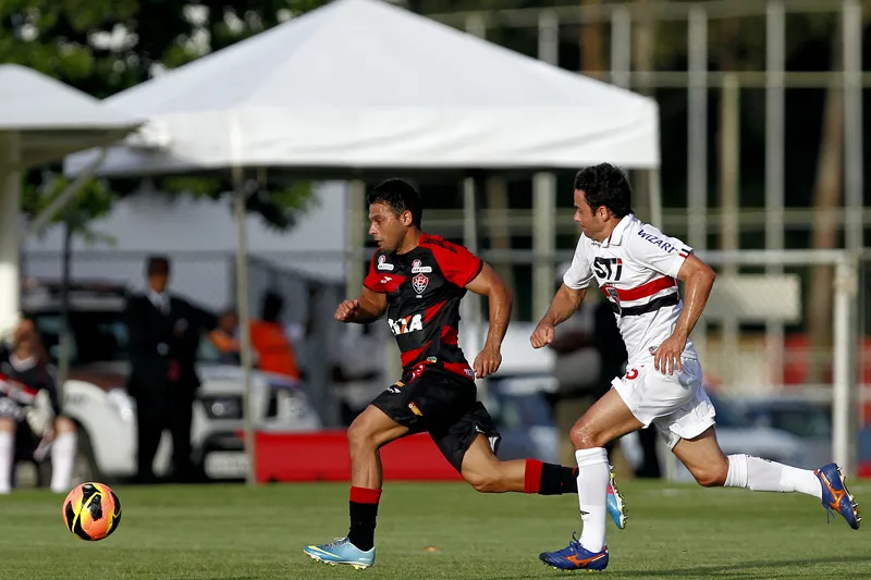 Maxi Biancucchi sendo marcado por Juan em Vitória 3x2 São Paulo