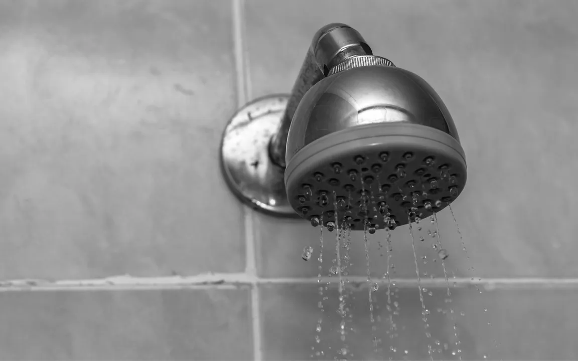 A potência do chuveiro influencia mais do que a abertura