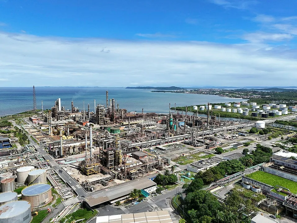 Refinaria de Mataripe atinge 100% de eletricidade solar e mira biocombustíveis