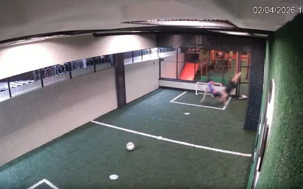 O garoto foi retirado do portão pelo amigo