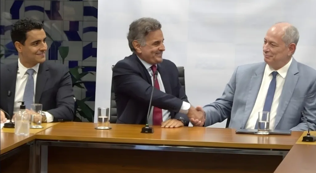 Aécio Neves ao lado de Ciro Gomes
