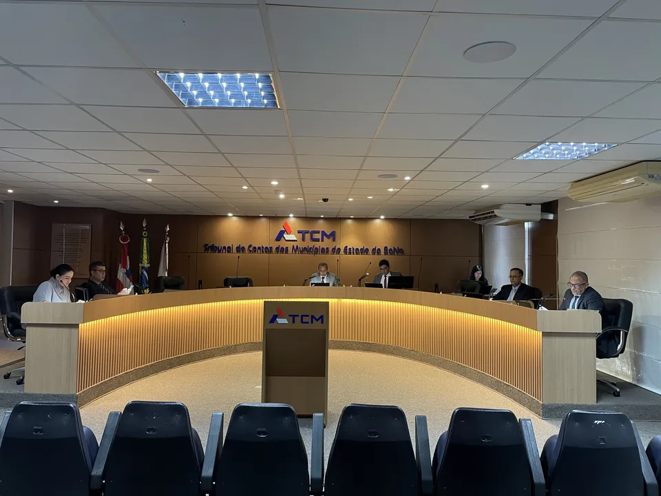 Plenário do Tribunal de Contas dos Municípios (TCM).