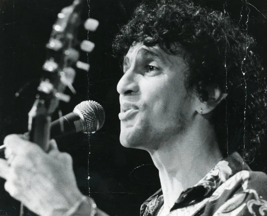 O álbum foi produzido durante o período de exílio do cantor