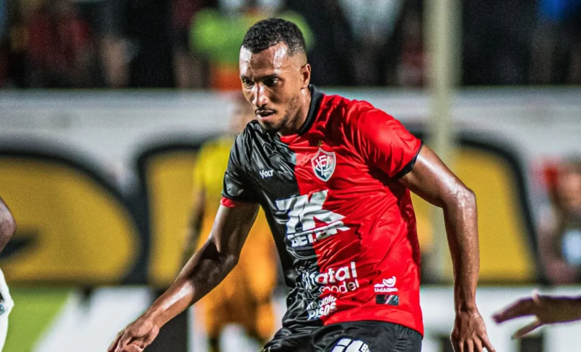 Lucas Braga em campo pelo Vitória