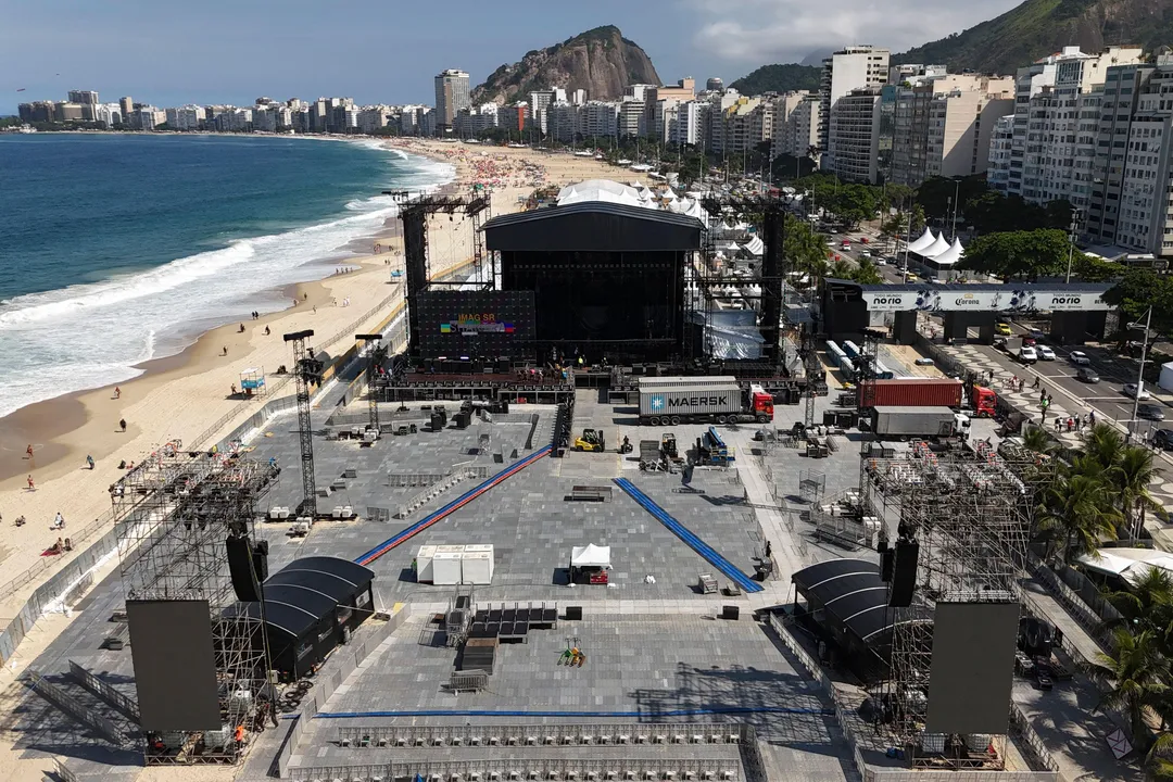 Palco para o show de Shakira foi montado na Praia de Copacabana, no Rio de Janeiro