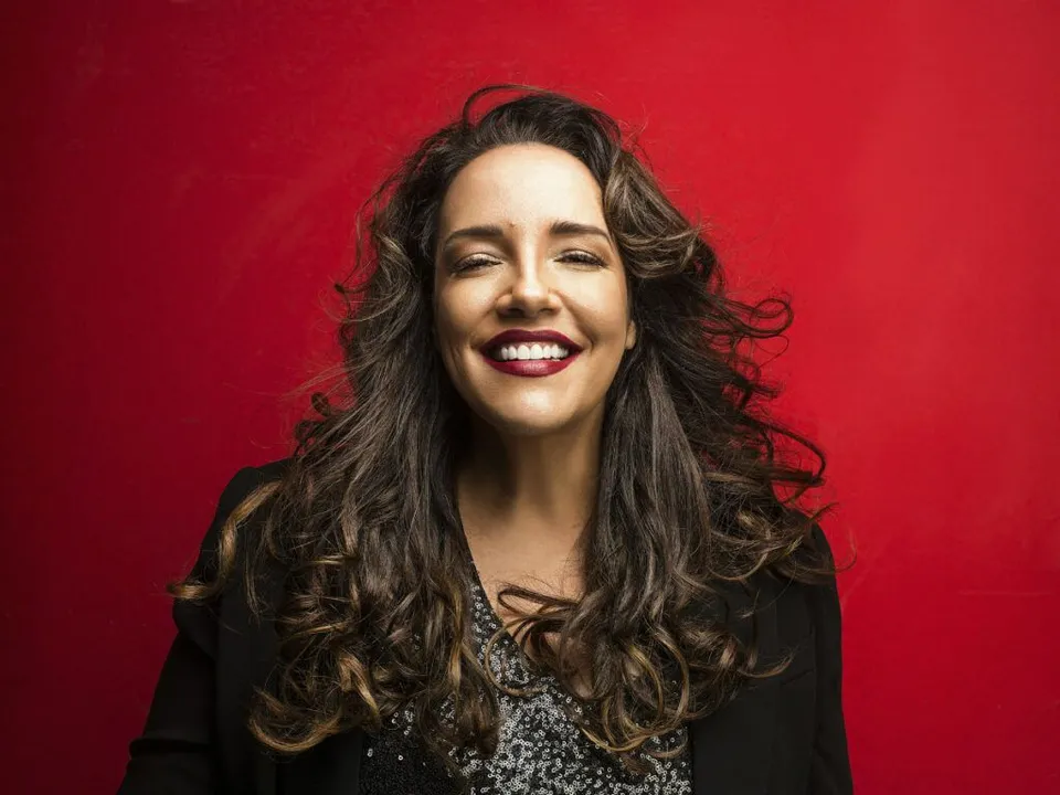 Ana Carolina conduz o público da turnê 25 Anas