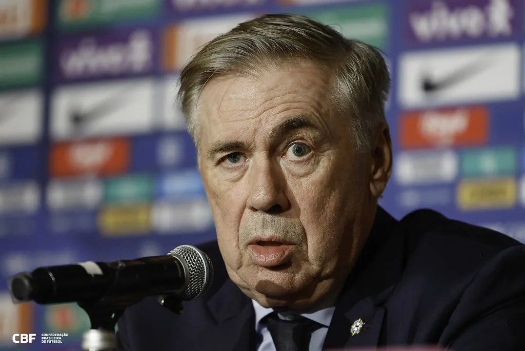 Carlo Ancelotti em coletiva de imprensa pela CBF
