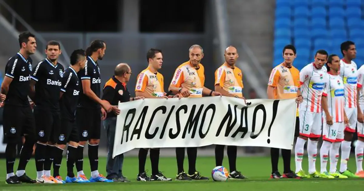 Imagem ilustrativa da imagem Ângelo Paz pesquisa racismo no futebol