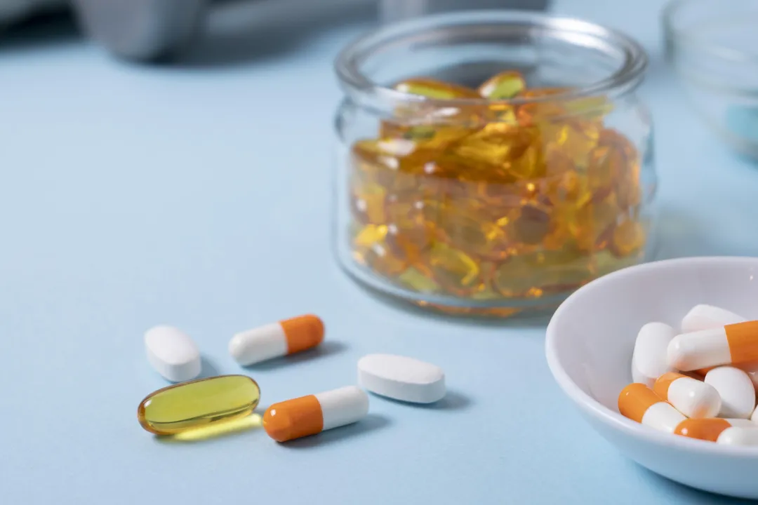 Investigações internacionais identificaram casos de inflamação e danos ao fígado associados à ingestão de suplementos