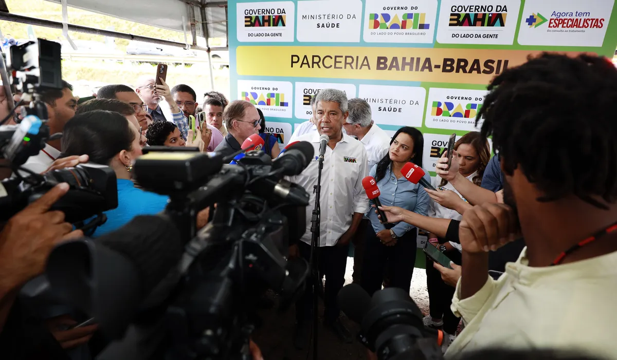 O governador Jerônimo Rodrigues ao lado da prefeita Débora Régis