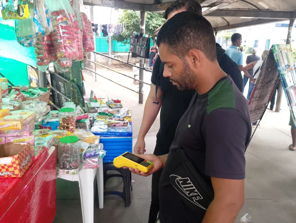 Comerciante Alexandre de Oliveira tem uma barraca com produtos diversos na avenida Tancredo Neves