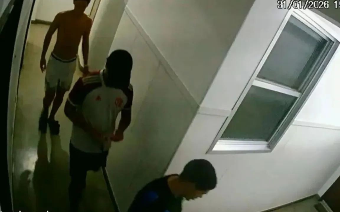 Registros dos abusadores chegando no apartamento