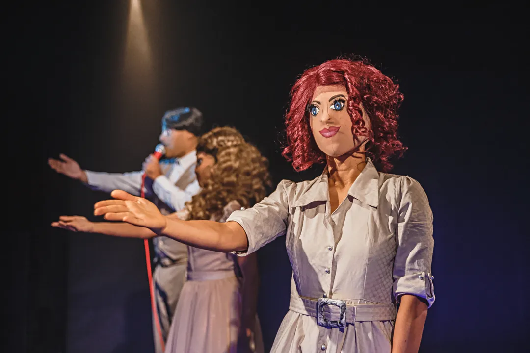 Espetáculo mistura cartas, guerra e amor em narrativa provocadora