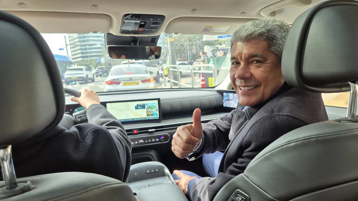 Jerônimo Rodrigues (PT) durante passeio no carro de hidrogênio verde