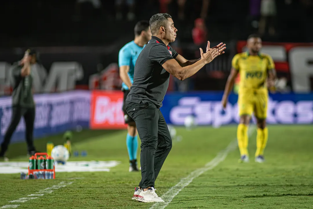 Jair Ventura à beira do campo
