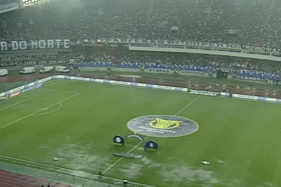 Gramado do Mangueirão encharcado pela chuva em Remo x Palmeiras