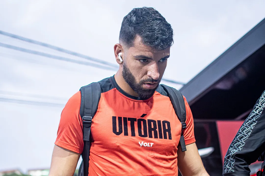 Pepê com a camisa do Vitória