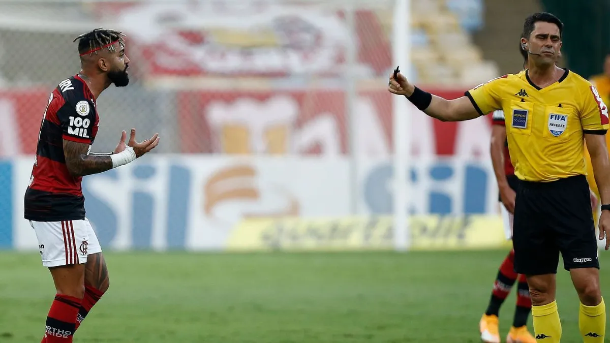 Flavio Rodrigues apitando Bahia e Flamengo