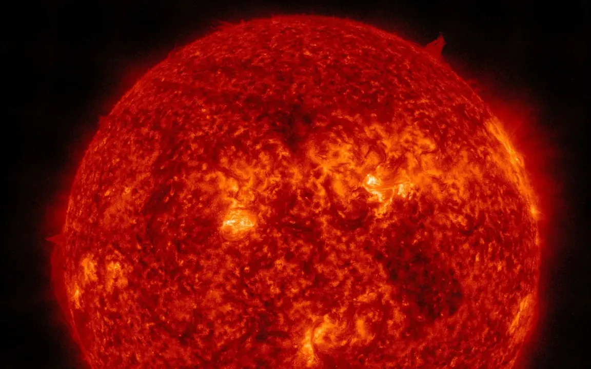 O fenômeno é decorrente de uma ejeção de massa coronal (EMC) observada pela Nasa
