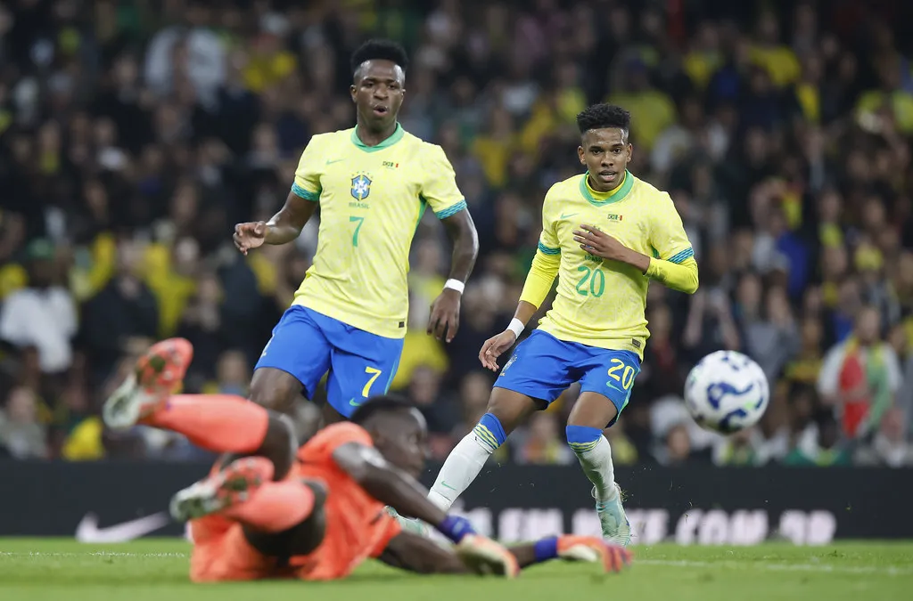 Vini Jr. e Estêvão em campo pela Seleção Brasileira