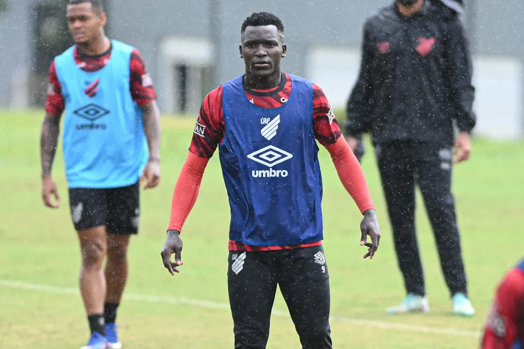 Viveros em treino pelo Athlético