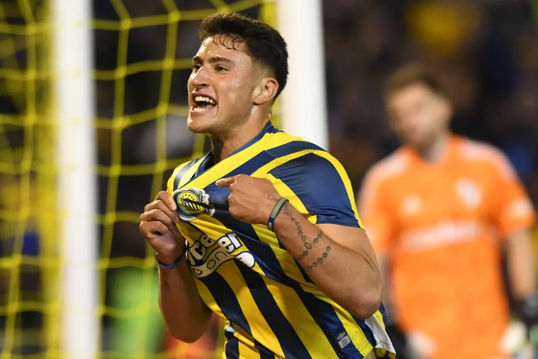 Alejo Veliz comemorando gol pelo Rosario Central