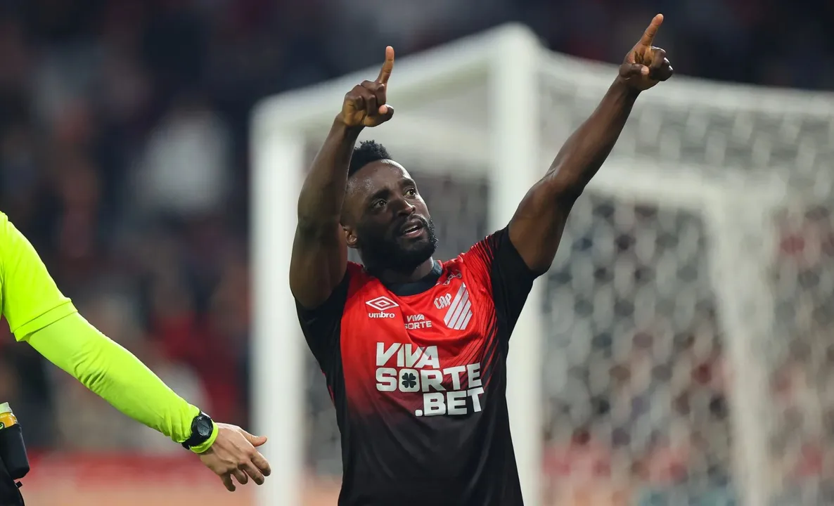 Steven Mendonza em campo pelo Athletico-PR
