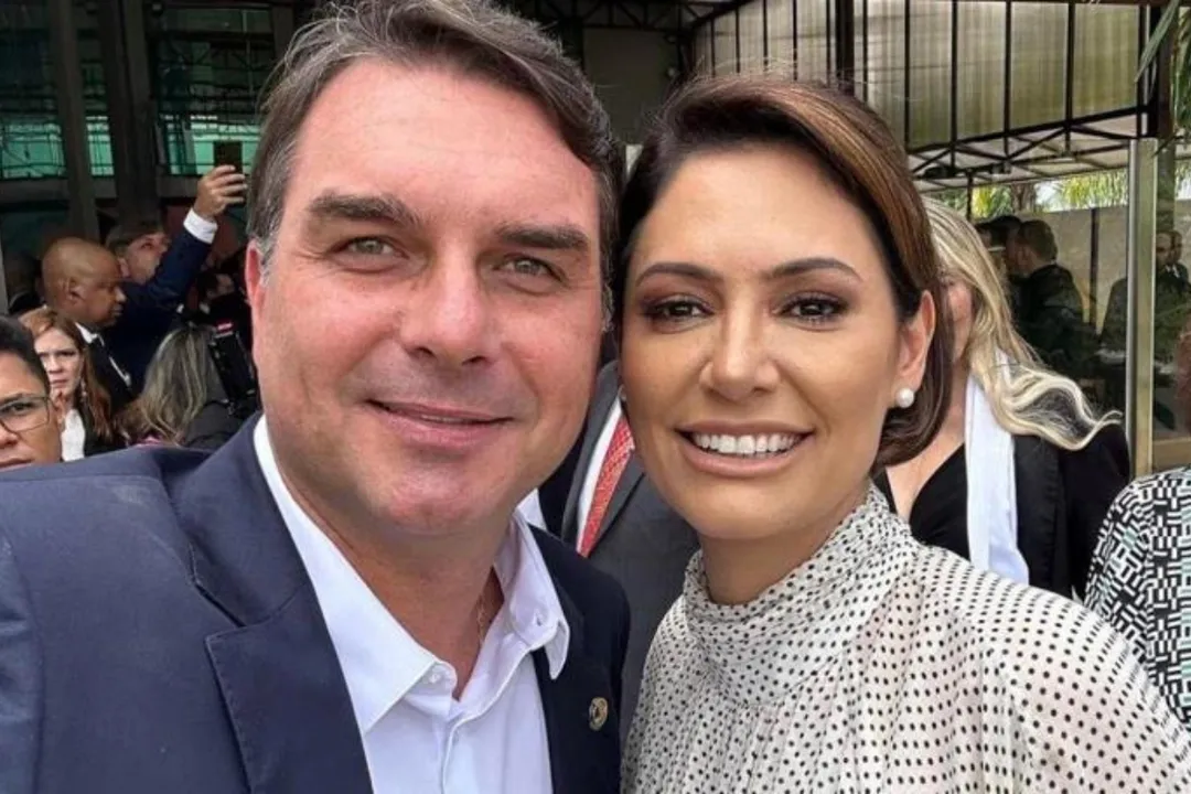 Senador Flávio Bolsonaro e ex-primeira-dama Michelle Bolsonaro