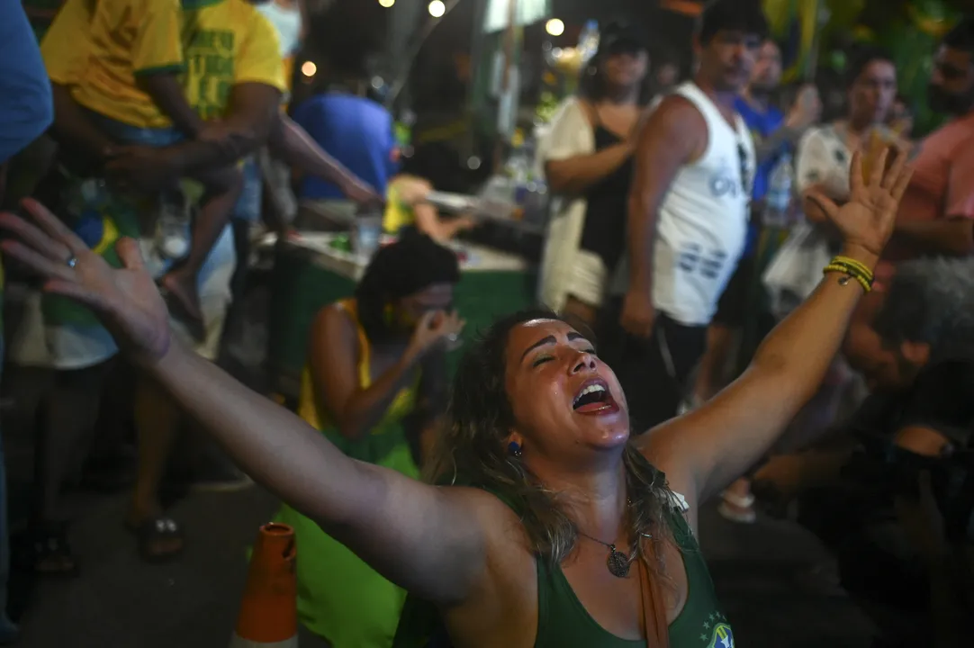 Apoiadores de Jair Bolsonaro reagem após derrota do ex-presidente na eleição de 2022.