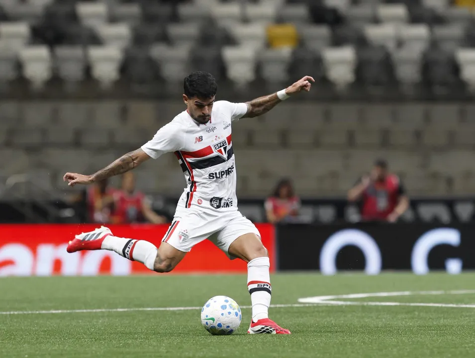 Cauly em campo pelo São Paulo