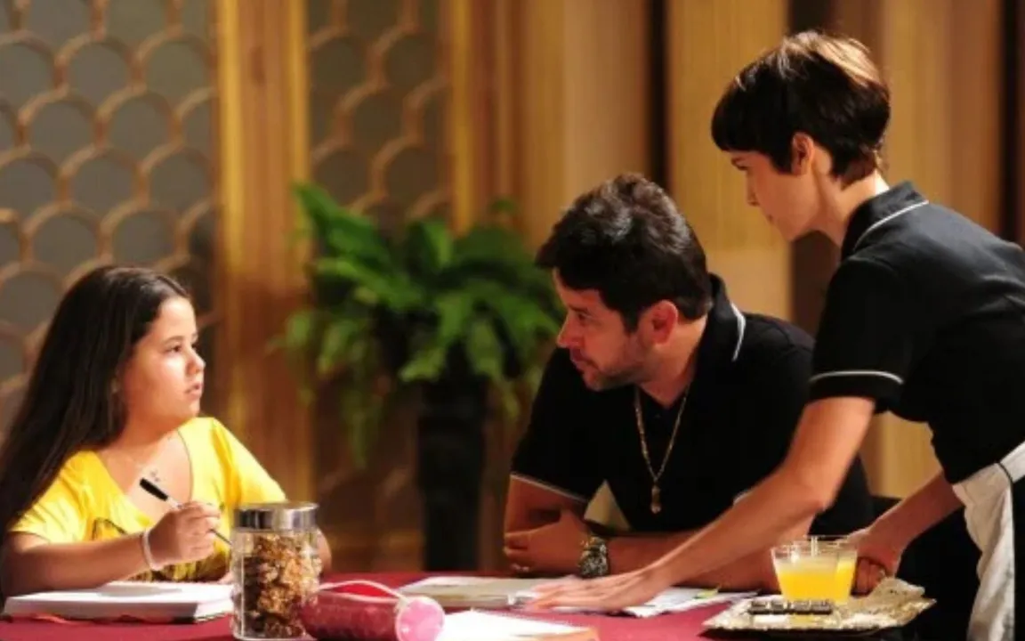 A atriz atuando na novela Avenida Brasil