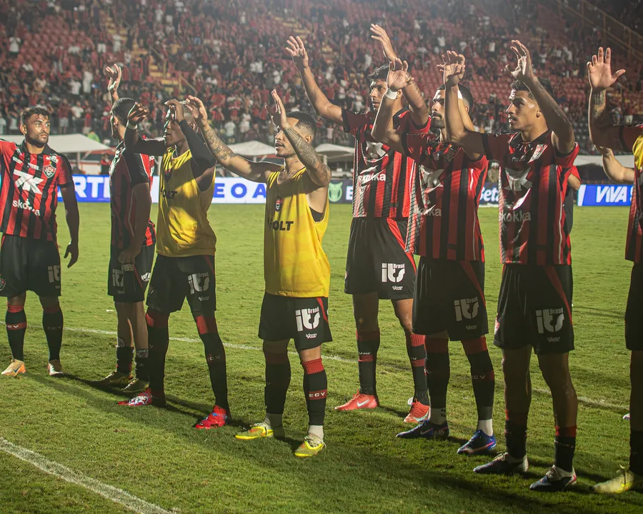 Jogadores do Vitória comemoram resultado no Barradão