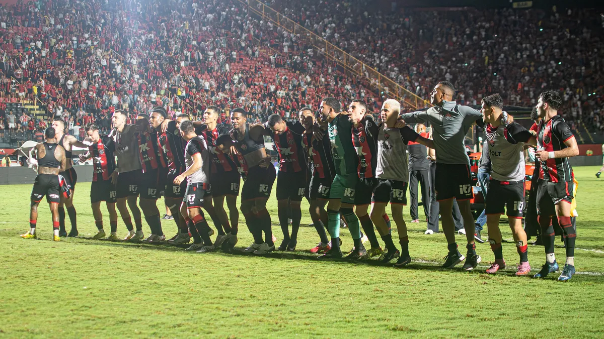 Jogadores do Vitória comemoram vitória sobre o Internacional