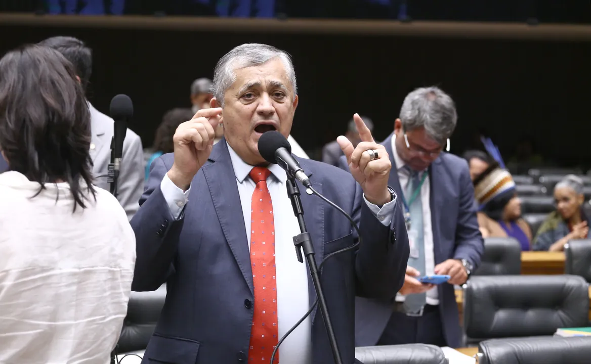 Deputado federal José Guimarães (PT-CE) susbtitui Gleisi Hoffmann na Serin de Lula