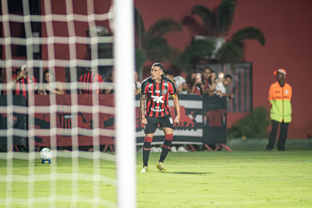 Gabriel Baralhas após marcar o gol da vitória sobre o Mirassol