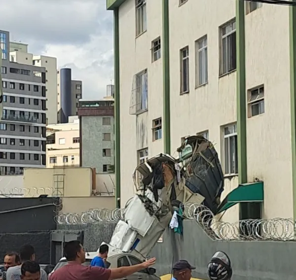 Avião cai em BH