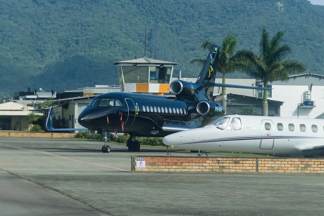 Avião de Neymar atracado no Aeroporto Costa Esmeralda