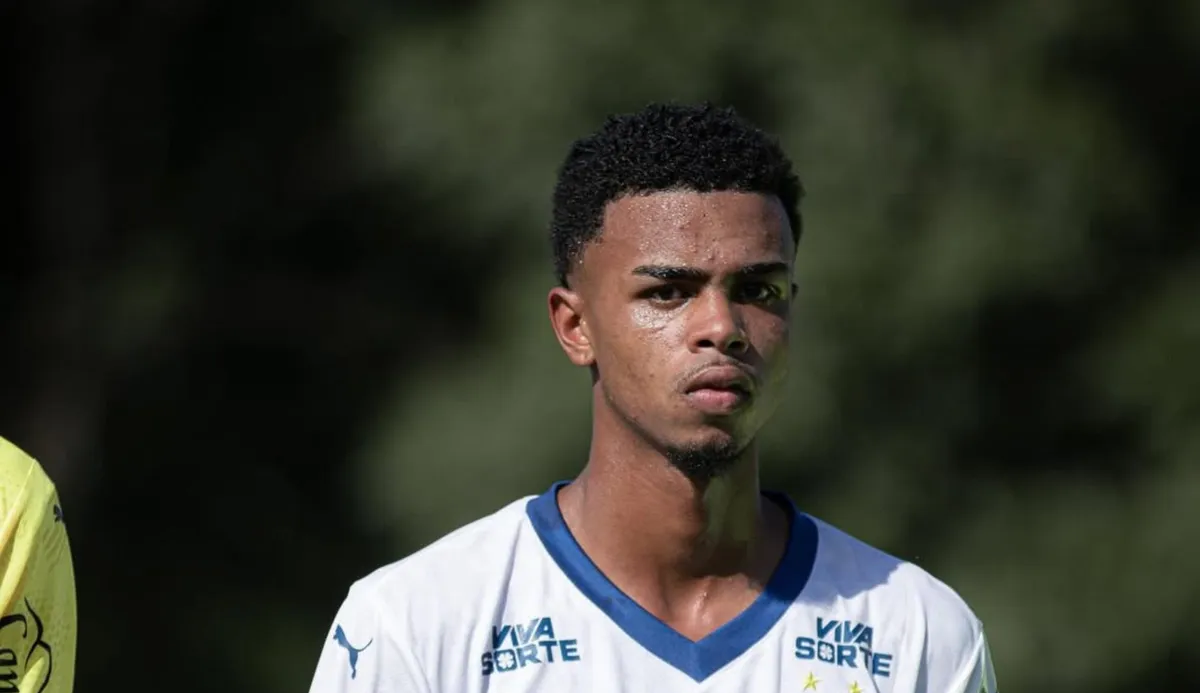 Ruan Victor, zagueiro da base do Bahia, embarcou para intercâmbio no Manchester City