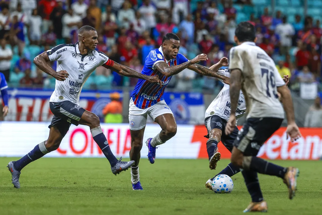 Jean Lucas disputa a bola com jogadores do Remo na derrota por 3 a 1 na Copa do Brasil