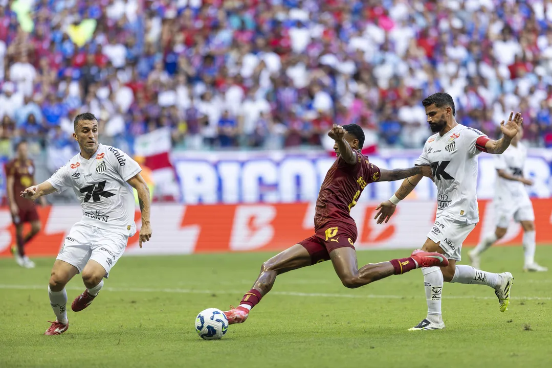Bahia x Santos em campo pelo Campeonato Brasileiro