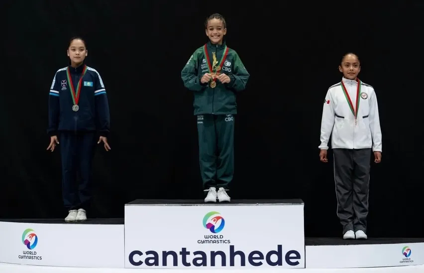 Isabella Mendes no pódio da premiação