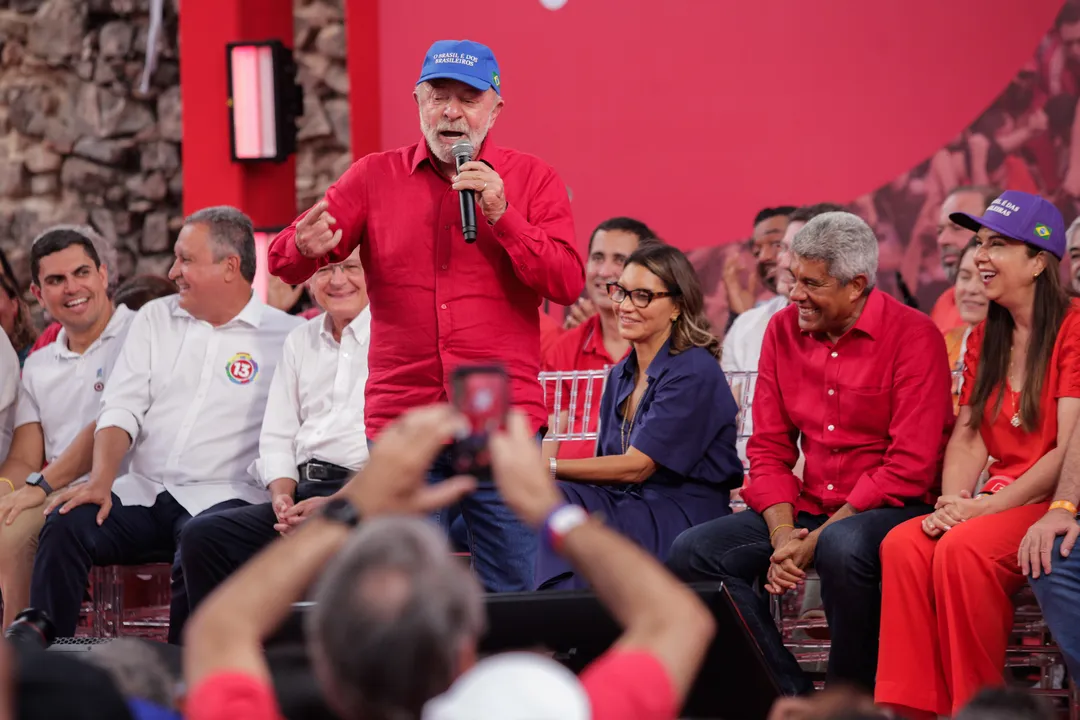 Lula prepara time para disputar eleições.
