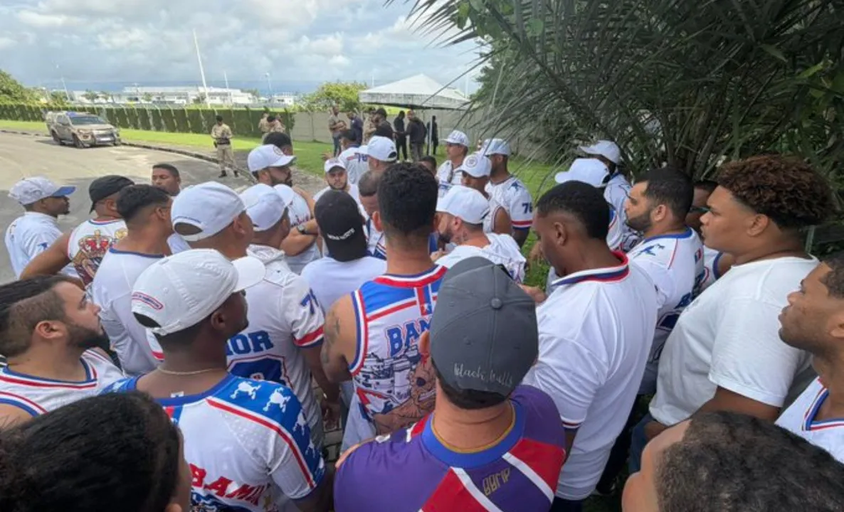 Membros da Torcida Organizada Bamor no CT do Bahia