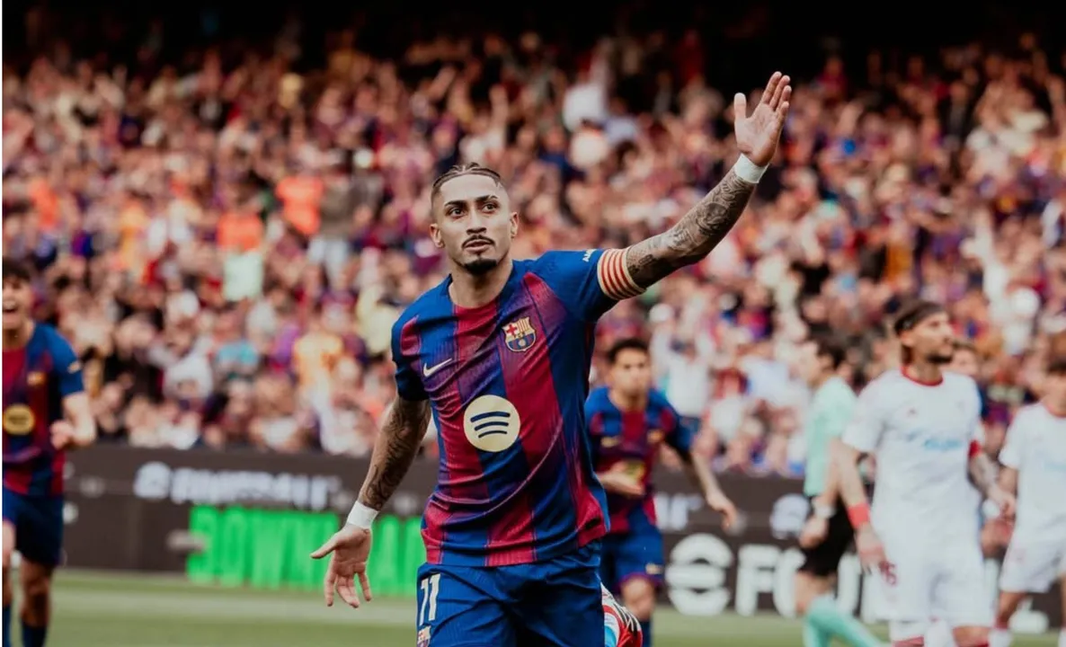 Raphinha comemorando gol pelo Barcelona