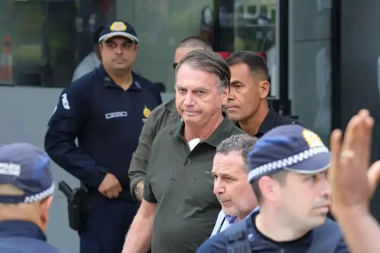 Ex-presidente Bolsonaro segue na UTI