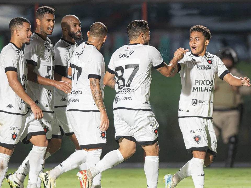 Jogadores do Botafogo-PB comemoram gol no Barradão