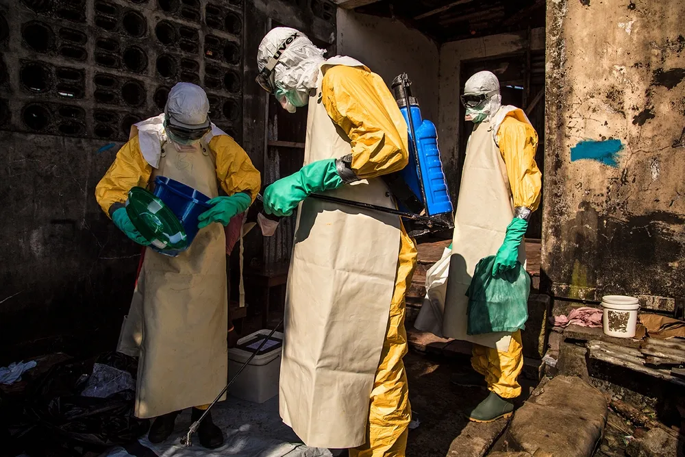 Profissionais do programa Médicos Sem Fronteiras em ação contra surto de ebola na África