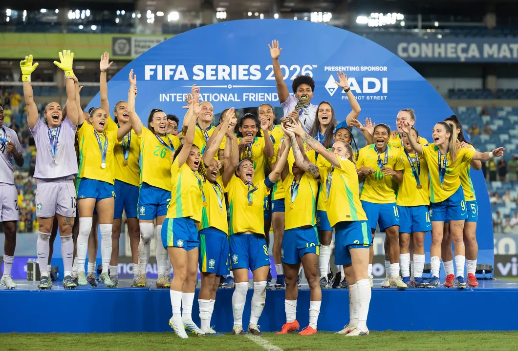 Seleção Feminina comemorando o título do FIFA Series